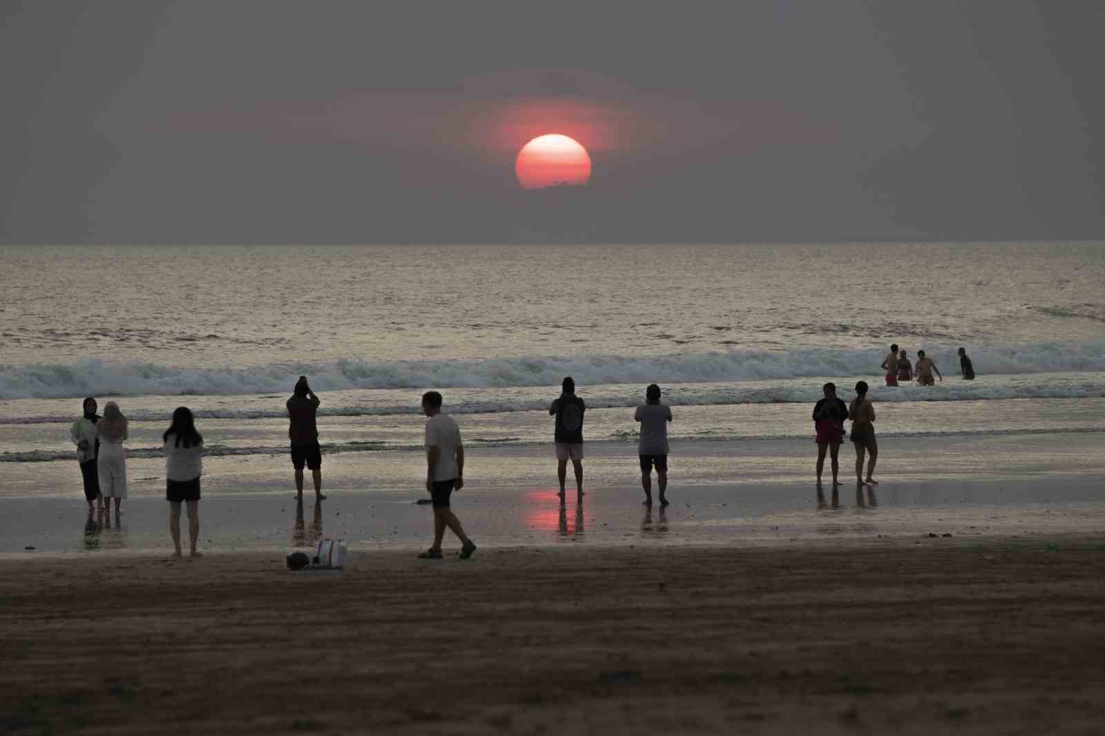 BALİ’YE GİDEN YABANCI TURİSTLER 10 DOLAR VERGİ ÖDEYECEK