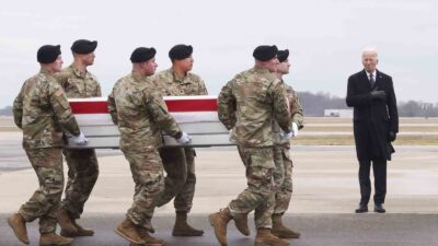 BİDEN, ÜRDÜN’DE ÖLEN 3 ABD ASKERİ İÇİN DÜZENLENEN TÖRENE KATILDI