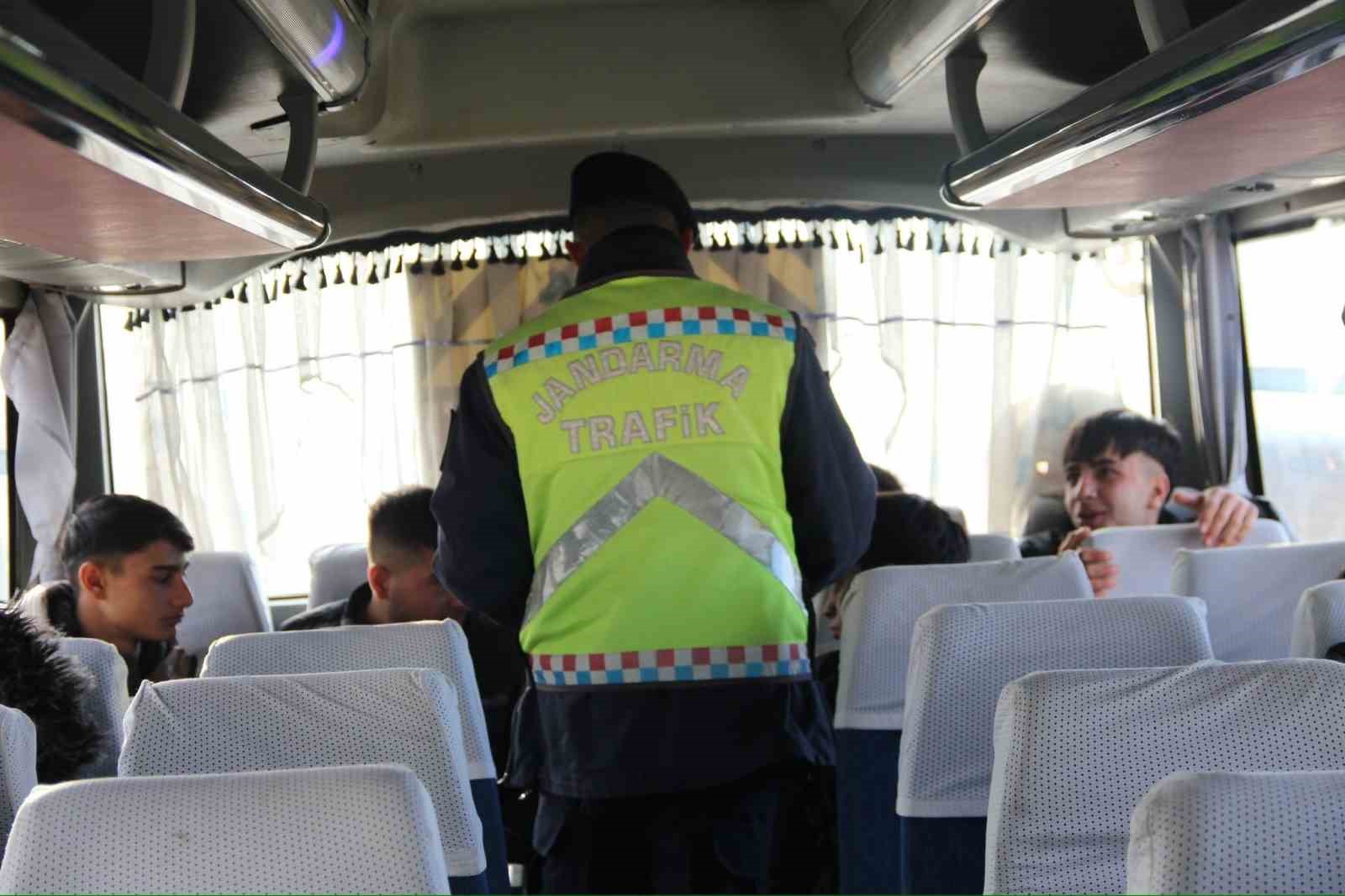 AFYONKARAHİSAR’IN BOLVADİN İLÇESİNDE JANDARMA OKUL SERVİS SÜRÜCÜLERİNE YÖNELİK DENETİM YAPILDI.