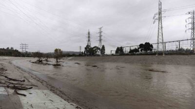 ABD’NİN CALİFORNİA EYALETİNDE ETKİSİNİ SÜRDÜREN ATMOSFERİK NEHİR FIRTINASI NEDENİYLE HAYATINI