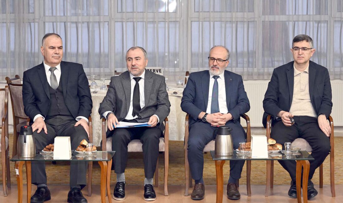 AKÜ tarafından düzenlenen Çarşamba Sabah Toplantılarında konuşan AKÜ Kadın ve