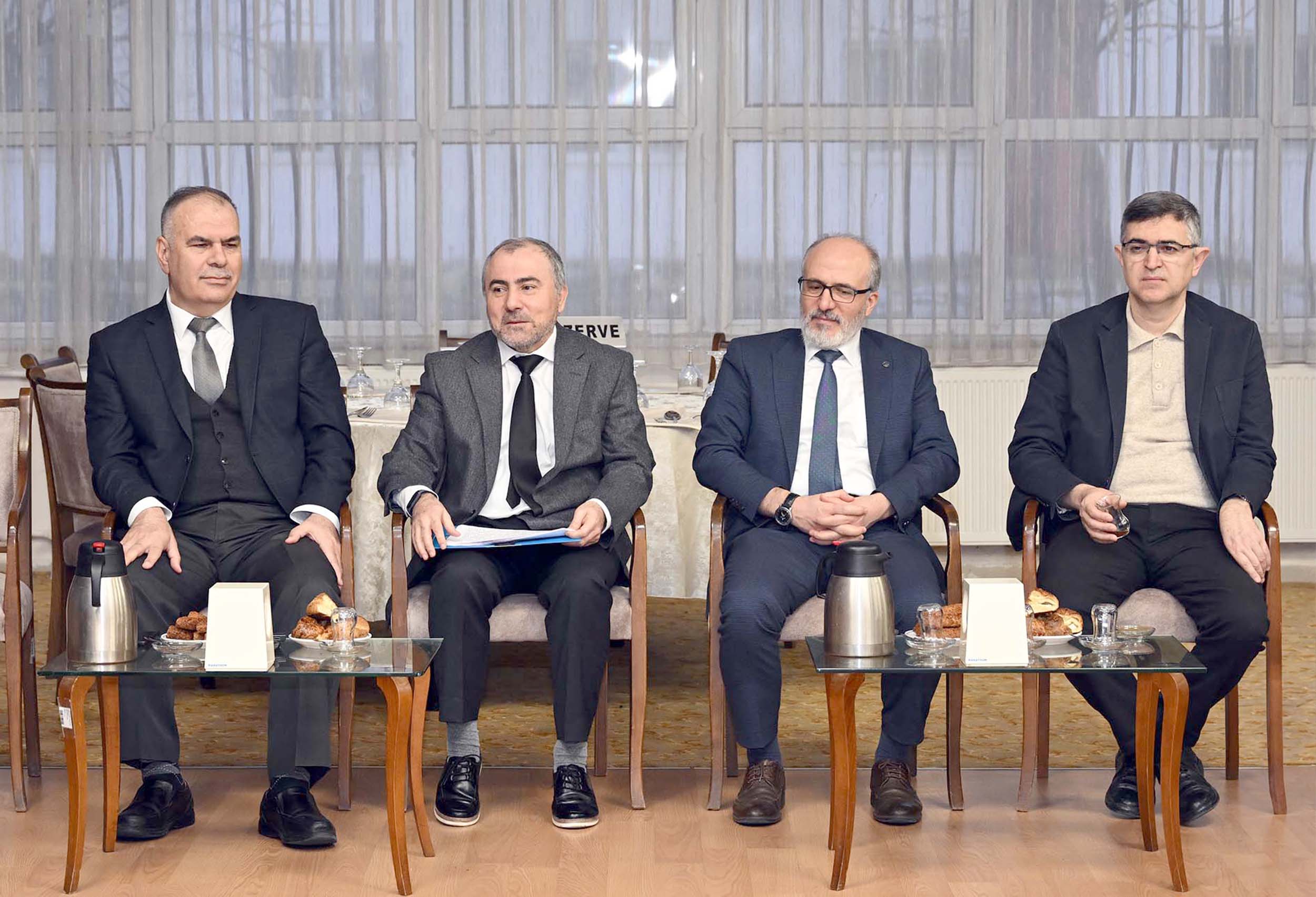 AKÜ tarafından düzenlenen Çarşamba Sabah Toplantılarında konuşan AKÜ Kadın ve