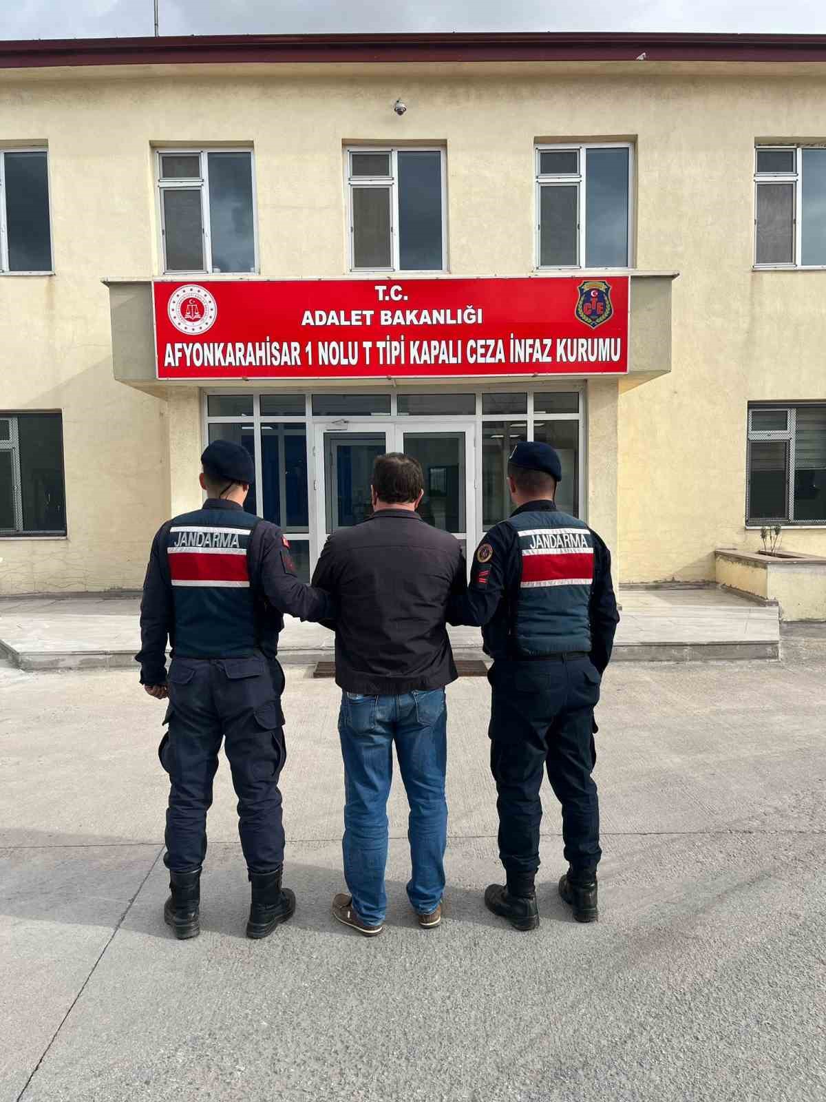 AFYONKARAHİSAR’DA ÇEŞİTLİ SUÇLARDAN HAPİS CEZASIYLA ARANAN 2 ŞAHIS JANDARMA EKİPLERİ