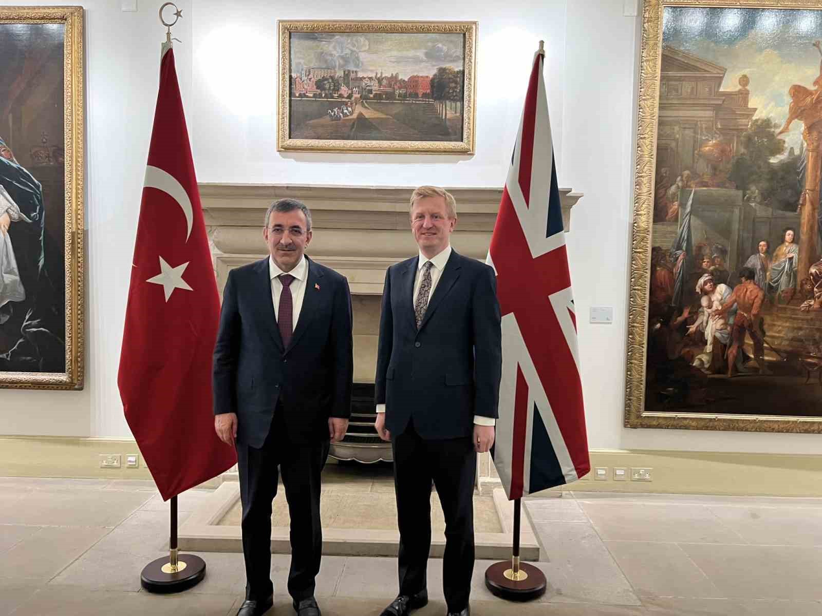 Cumhurbaşkanı Yardımcısı Cevdet Yılmaz, Londra’da İngiltere Başbakan Yardımcısı Oliver Dowden
