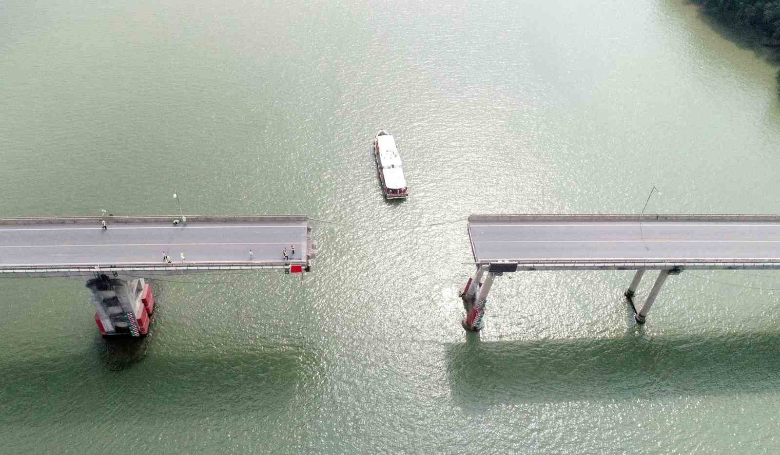 ÇİN'İN GUANGZHOU KENTİNDE BİR KONTEYNER GEMİSİNİN KÖPRÜYE ÇARPMASI SONUCU 2