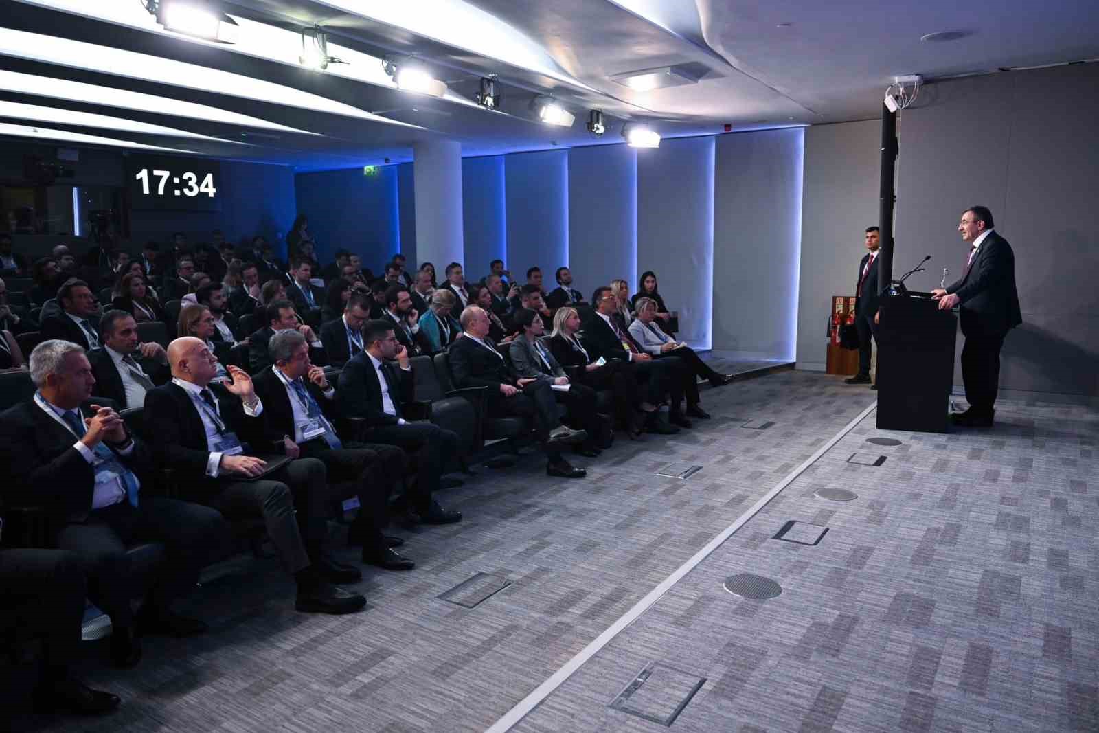 CUMHURBAŞKANI YARDIMCISI YILMAZ, LONDRA'DA ULUSLARARASI YATIRIMCILARLA BİR ARAYA GELDİ