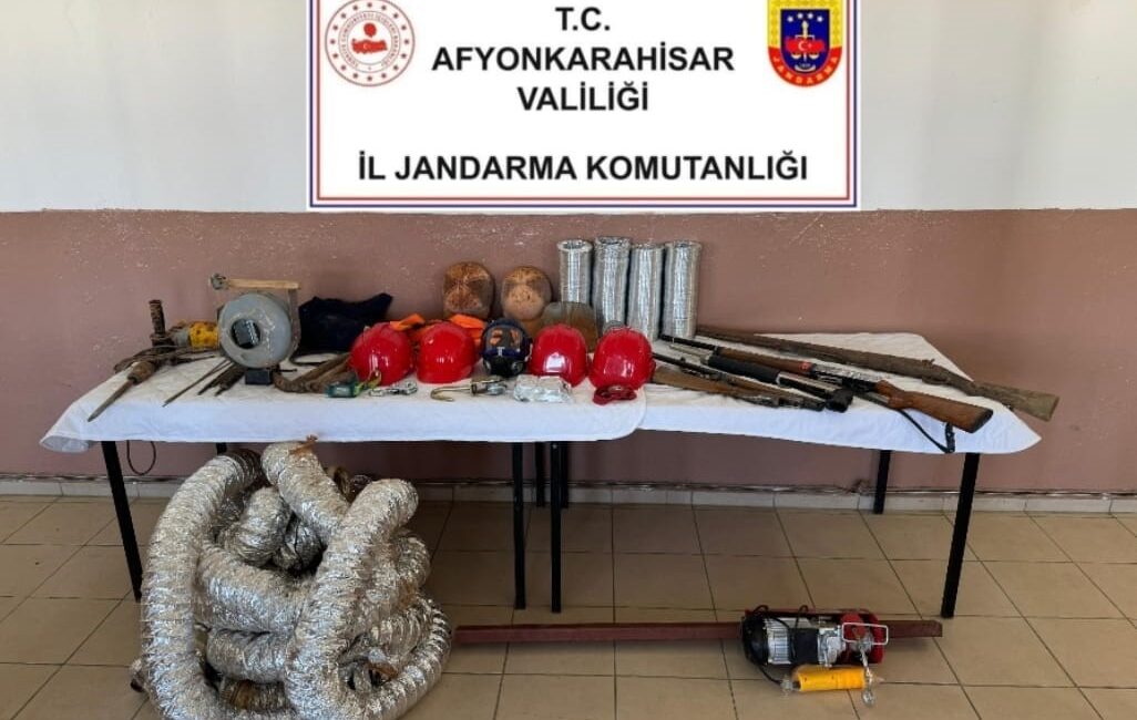 AFYONKARAHİSAR’IN BAŞMAKÇI İLÇESİNDE 2 KARDEŞ DEFİNE BULMAK İÇİN EVLERİNİN İÇİNİ