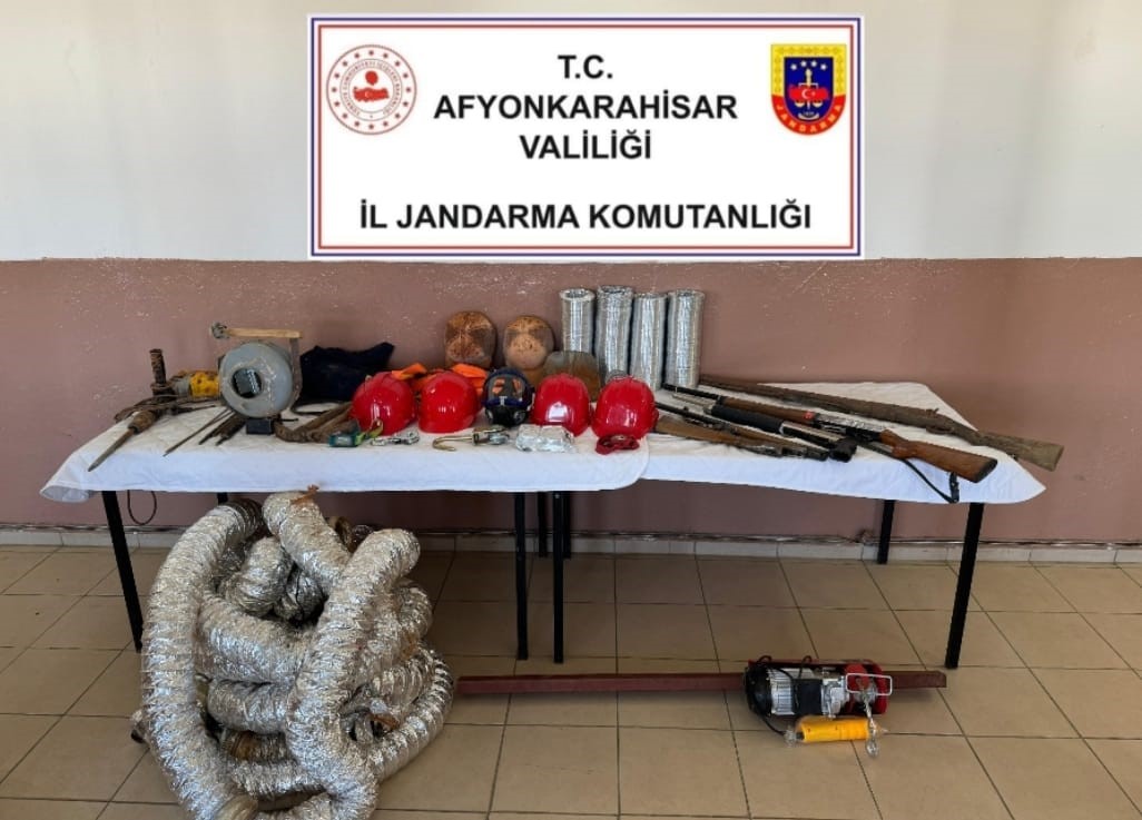 AFYONKARAHİSAR’IN BAŞMAKÇI İLÇESİNDE 2 KARDEŞ DEFİNE BULMAK İÇİN EVLERİNİN İÇİNİ