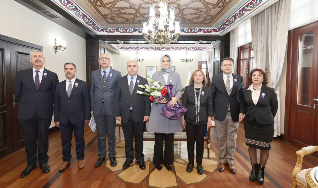 Defterdar Mehmet Ar ve beraberindeki Defterdarlık personelini makamında ağırlayan Vali