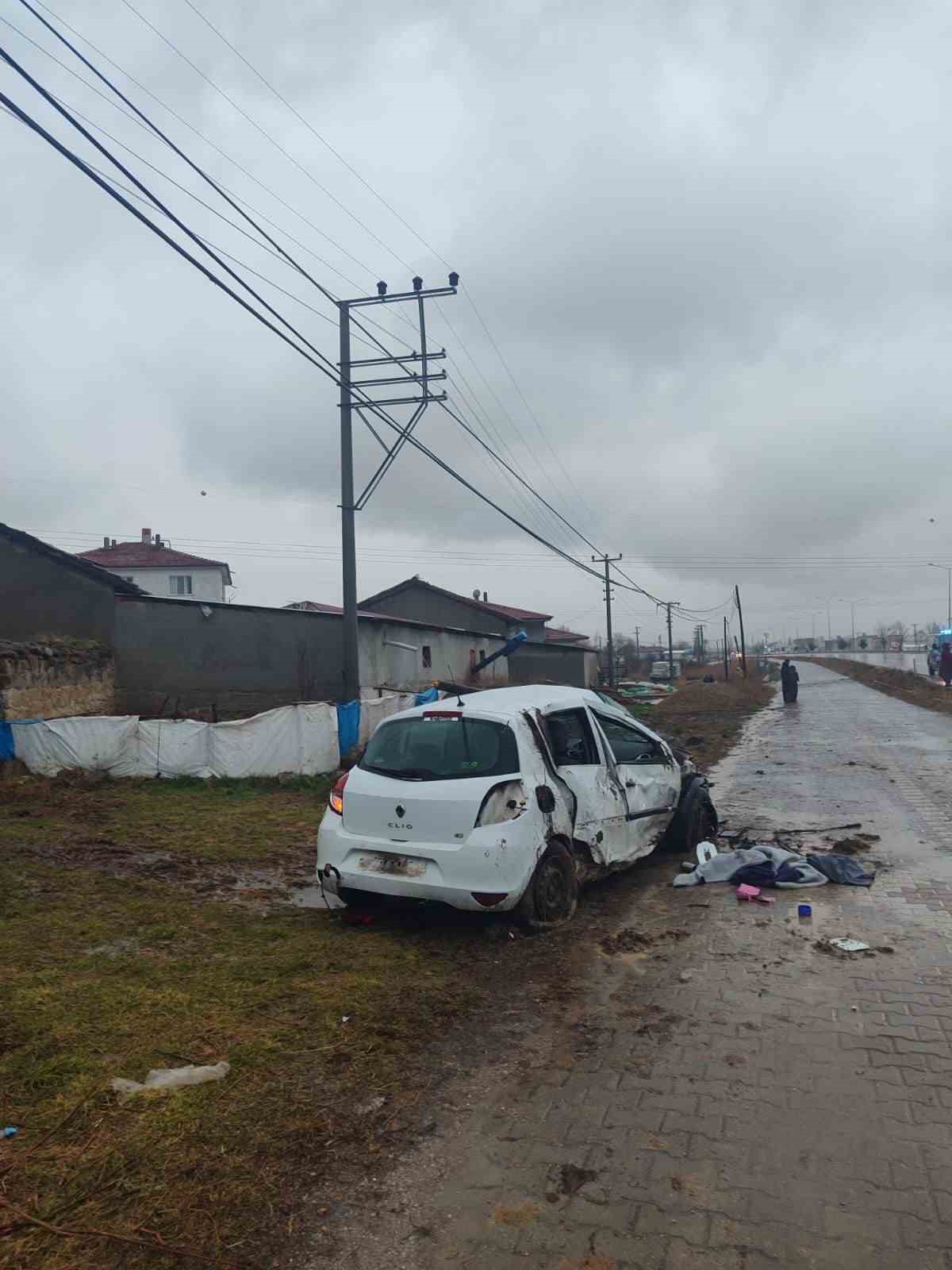 AFYONKARAHİSAR'DA KONTROLDEN ÇIKARAK DEVRİLEN ARACIN SÜRÜCÜSÜ KALDIRILDIĞI HASTANEDE YAŞAMINI YİTİRDİ.