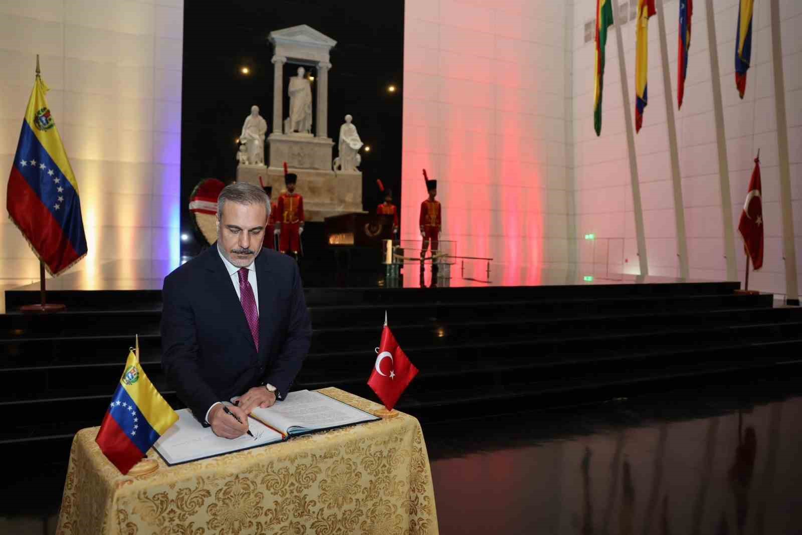 Dışişleri Bakanı Hakan Fidan, Venezuela’nın başkenti Karakas’ta devrimci lider Simon
