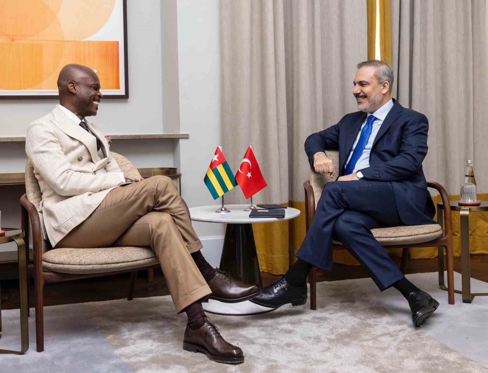 DIŞİŞLERİ BAKANI FİDAN, ROMANYA’LI VE TOGO’LU MEVKİDAŞLARIYLA GÖRÜŞTÜ