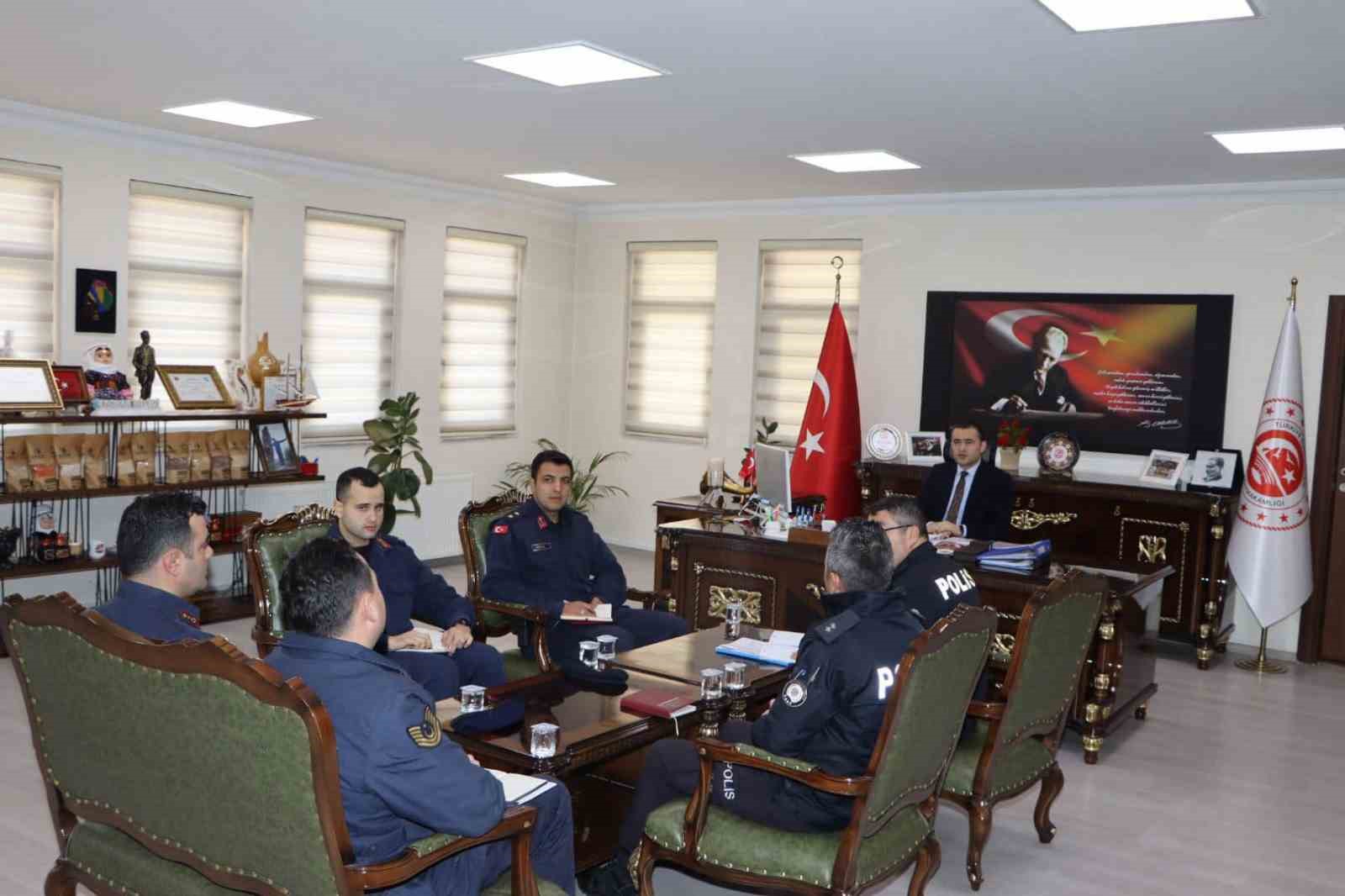 AFYONKARAHİSAR’IN EMİRDAĞ İLÇESİNDE YAPILAN GÜVENLİK VE ASAYİŞ TOPLANTISINDA HUZUR VE