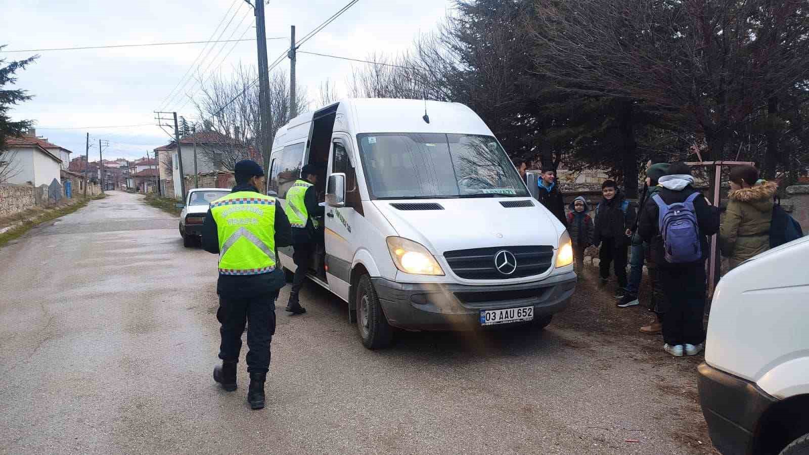 AFYONKARAHİSAR’IN EMİRDAĞ İLÇESİNDE JANDARMA TARAFINDAN OKUL SERVİS ARAÇLARINA YÖNELİK DENETİM