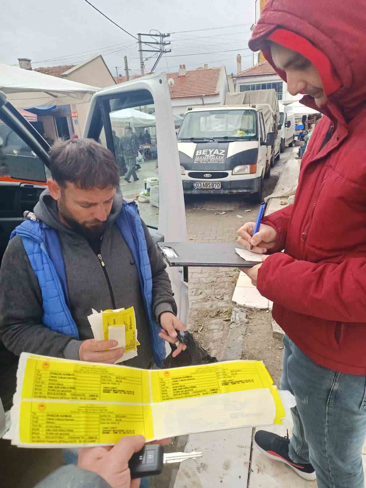 TARIM VE ORMAN İL MÜDÜRLÜĞÜ EKİPLERİ AFYONKARAHİSAR’DA FİDAN SATIŞI YAPAN
