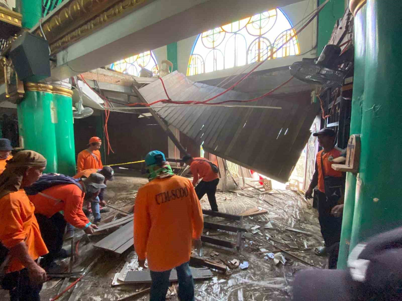 FİLİPİNLER'İN SAN JOSE DEL MONTE ŞEHRİNDE BULUNAN BİR KİLİSENİN ASMA