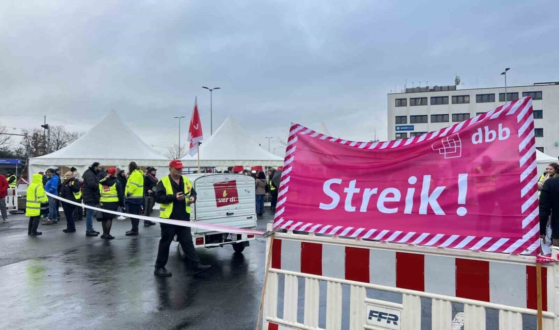 ALMANYA’DA FRANKFURT HAVALİMANI’NDA İŞÇİLER GREVE GİTTİ: 800 UÇUŞ İPTAL EDİLDİ