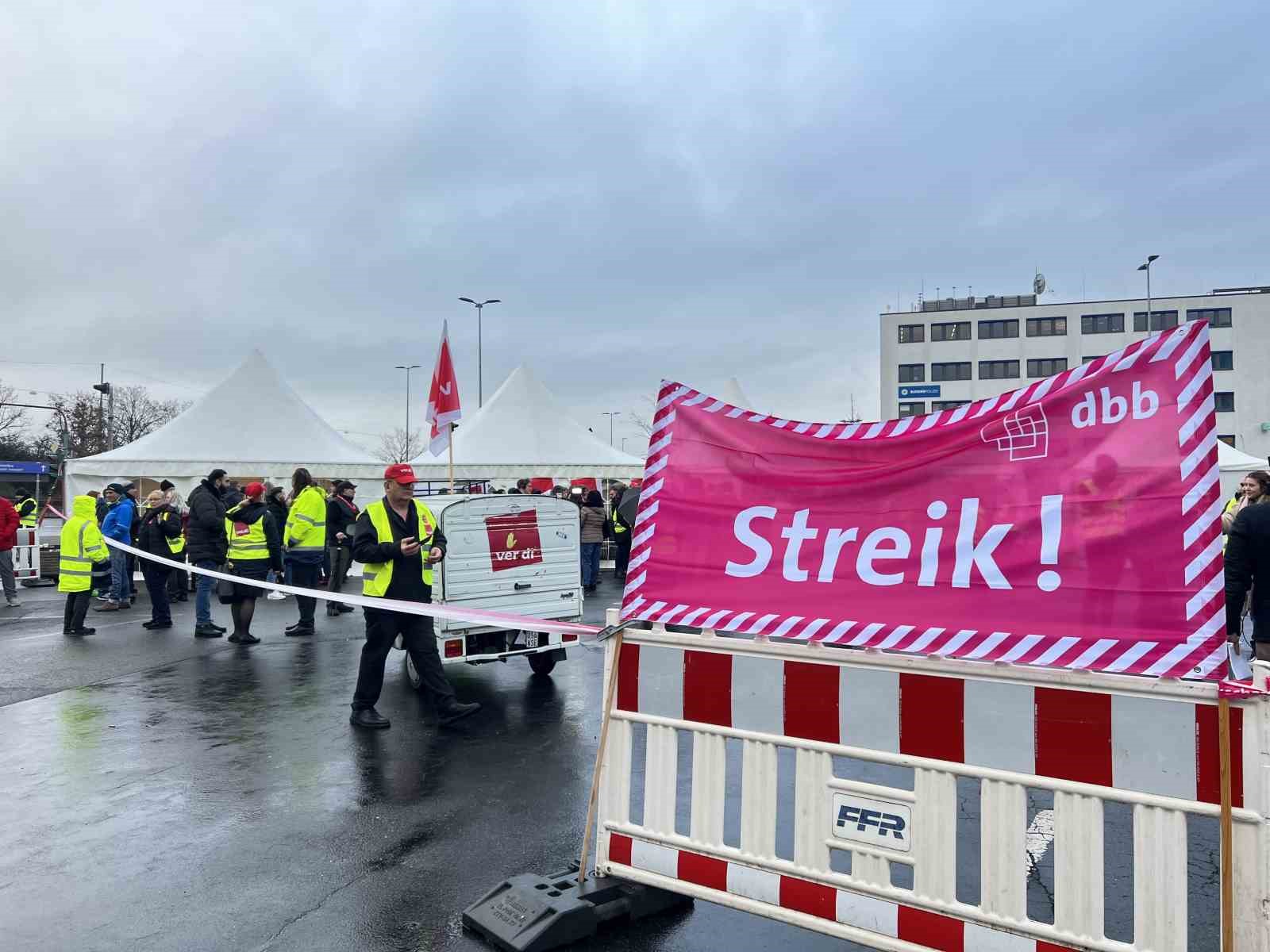 ALMANYA’DA FRANKFURT HAVALİMANI’NDA İŞÇİLER GREVE GİTTİ: 800 UÇUŞ İPTAL EDİLDİ