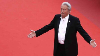 Fransız aktör Alain Delon’un evinde arama yapan polisler, evde bulunan