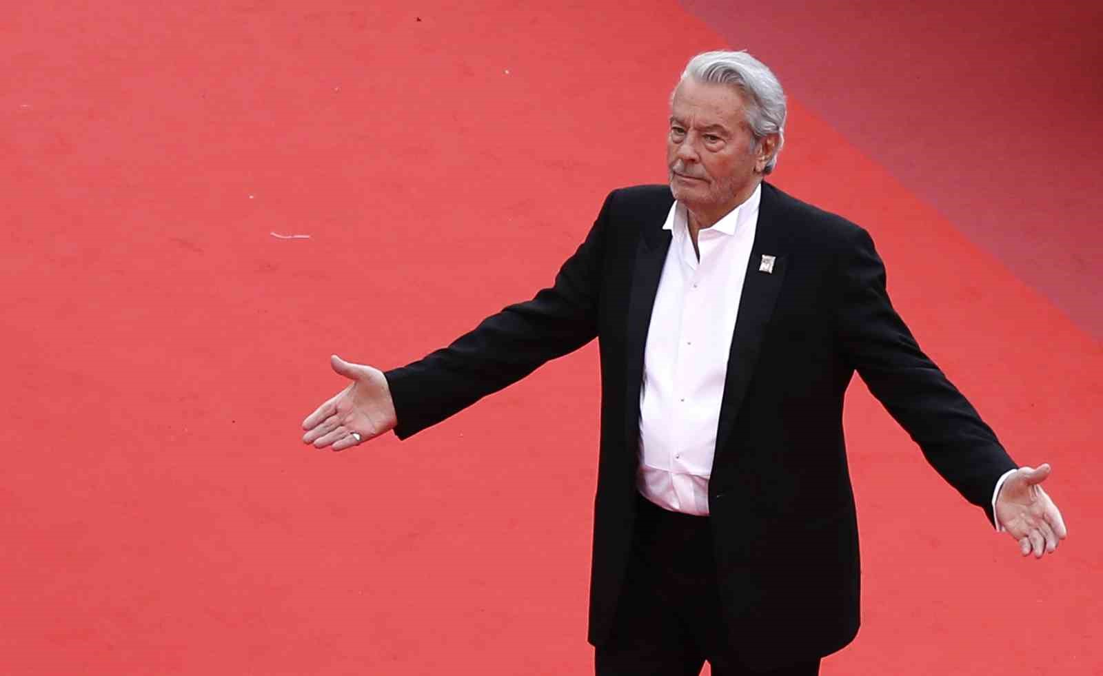 Fransız aktör Alain Delon’un evinde arama yapan polisler, evde bulunan
