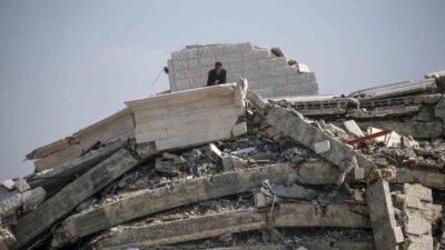 İSRAİL’İN GAZZE ŞERİDİ’NE YÖNELİK SALDIRILARINDA HAYATINI KAYBEDEN FİLİSTİNLİLERİN SAYISI 30