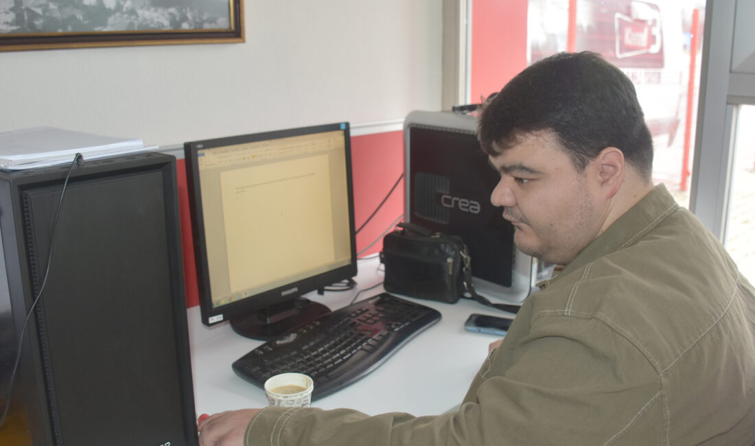 Afyonkarahisar’da yaşayan 28 yaşındaki görme engelli Gökhan Bızıkçı, yaptığı televizyon