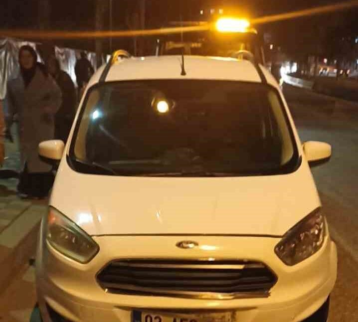 AFYONKARAHİSAR’DA YAYA GEÇİDİNDEN GEÇMEYE ÇALIŞAN 53 YAŞINDAKİ KADIN HAFİF TİCARİ