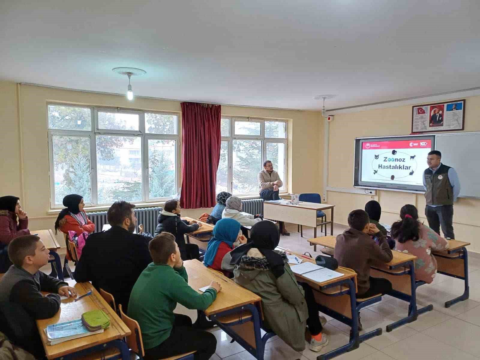 AFYONKARAHİSAR HOCALAR İLÇESİNDE VETERİNER HEKİMLER TARAFINDAN LİSE ÖĞRENCİLERİNE HAYVANLARDAN İNSANLARA