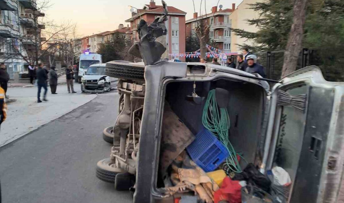 AFYONKARAHİSAR’DA 2 OTOMOBİLİN ÇARPIŞTIĞI KAZADA BİRİ YABANCI UYRUKLU 4 KİŞİ