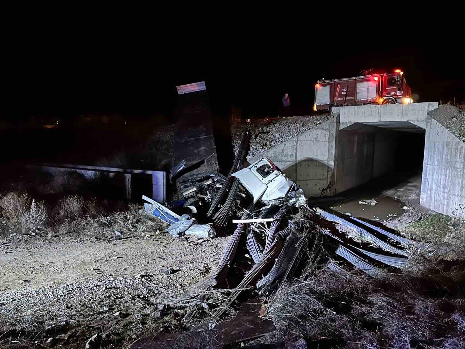 AFYONKARAHİSAR’DA İNŞAAT DEMİRİ YÜKLÜ TIR ARIZA NEDENİYLE YOL KENARINDA BEKLEYEN