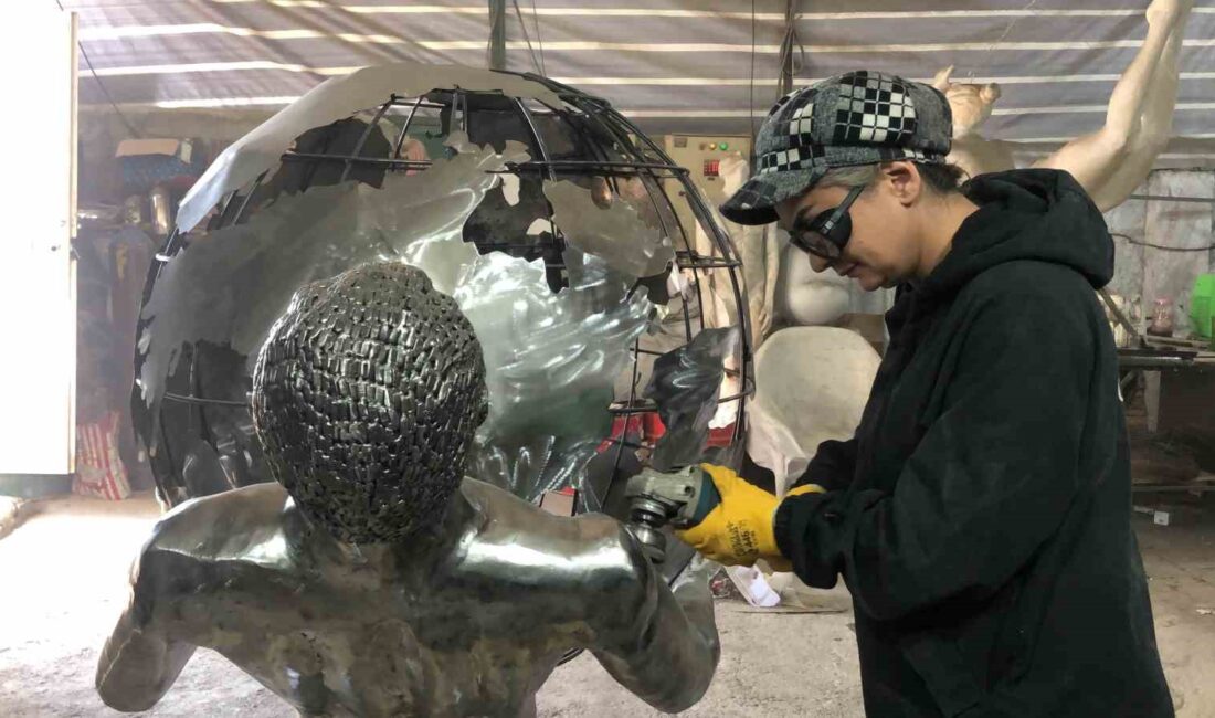 İRANLI MERYEM KAZEMİ, HURDA METALLERİ GÖZ ALICI SANAT ESERLERİNE DÖNÜŞTÜRÜYOR