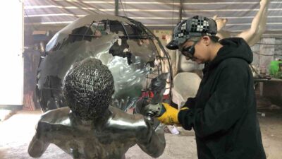 İRANLI MERYEM KAZEMİ, HURDA METALLERİ GÖZ ALICI SANAT ESERLERİNE DÖNÜŞTÜRÜYOR