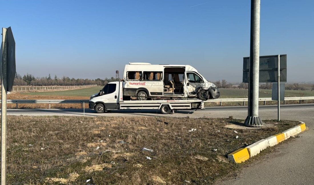AFYONKARAHİSAR’DA İŞÇİ SERVİSİ İLE KAMYONETİN ÇARPIŞTIĞI KAZADA 8 KİŞİ YARALANDI.