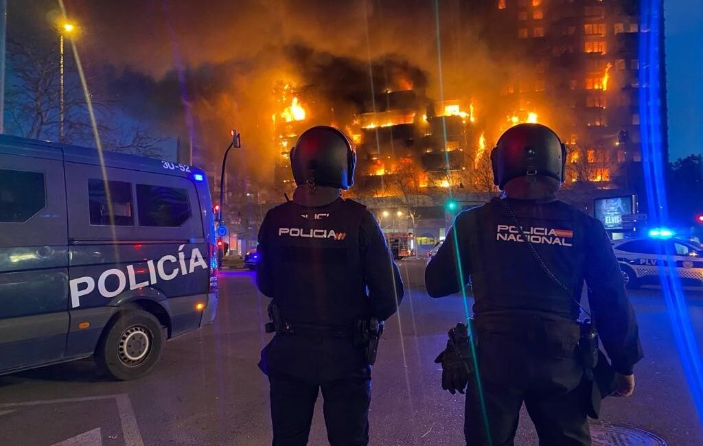 İSPANYA’NIN VALENCİA KENTİNDE 14 KATLI BİR BİNADA ÇIKAN YANGINDA 7