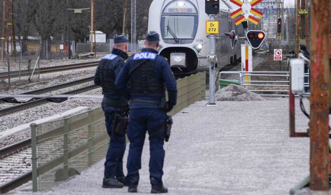 İSVEÇ’TE YÜK TRENİNİN HEMZEMİN GEÇİDİ KULLANAN YAYALARA ÇARPMASI SONUCU 3