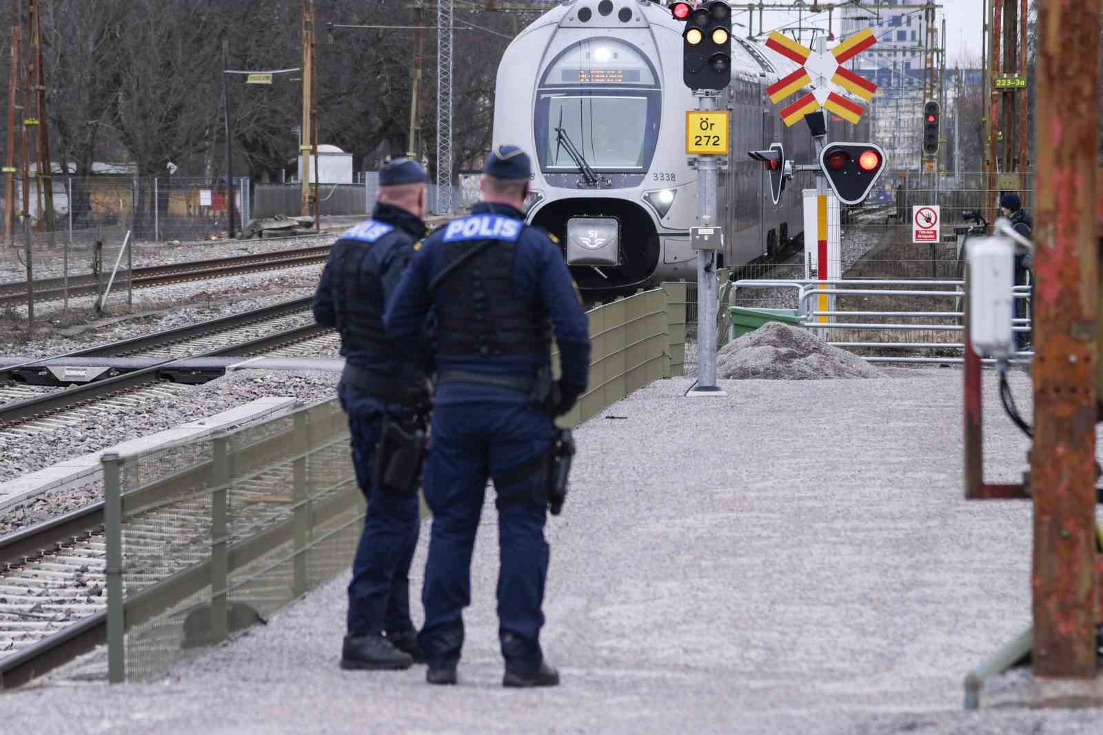 İSVEÇ’TE YÜK TRENİNİN HEMZEMİN GEÇİDİ KULLANAN YAYALARA ÇARPMASI SONUCU 3