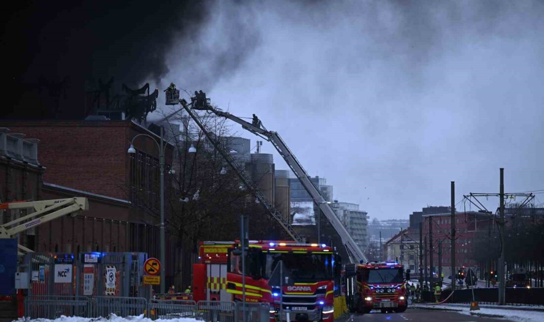 İSVEÇ’İN GOTHENBURG KENTİNDE YAPIMI DEVAM EDEN BİR SU PARKINDA YANGIN