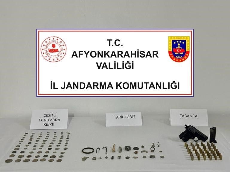 AFYONKARAHİSAR’DA JANDARMA TARAFINDAN BİR EVE YAPILAN BASKINDA 25 TARİHİ OBJE