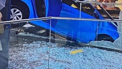 JAPONYA'NIN BAŞKENTİ TOKYO'DA DİREKSİYON HAKİMİYETİNİ KAYBEDEN SÜRÜCÜ ARACIYLA CADDE ÜZERİNDEKİ