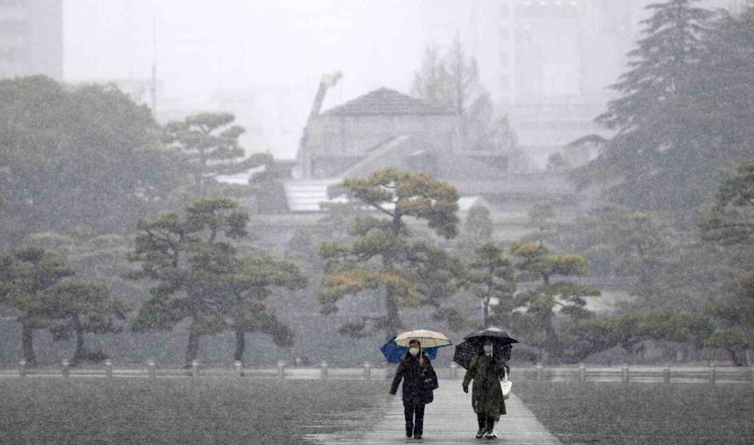 JAPONYA’NIN BAŞKENTİ TOKYO VE ÇEVRESİNDE ETKİLİ OLAN ŞİDDETLİ KAR YAĞIŞI