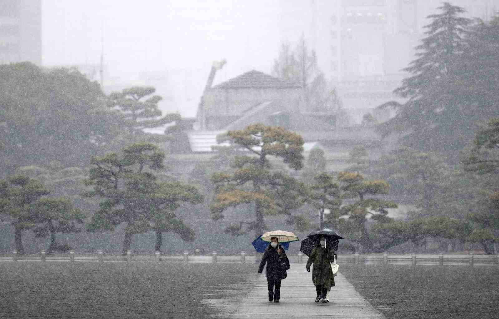 JAPONYA’NIN BAŞKENTİ TOKYO VE ÇEVRESİNDE ETKİLİ OLAN ŞİDDETLİ KAR YAĞIŞI