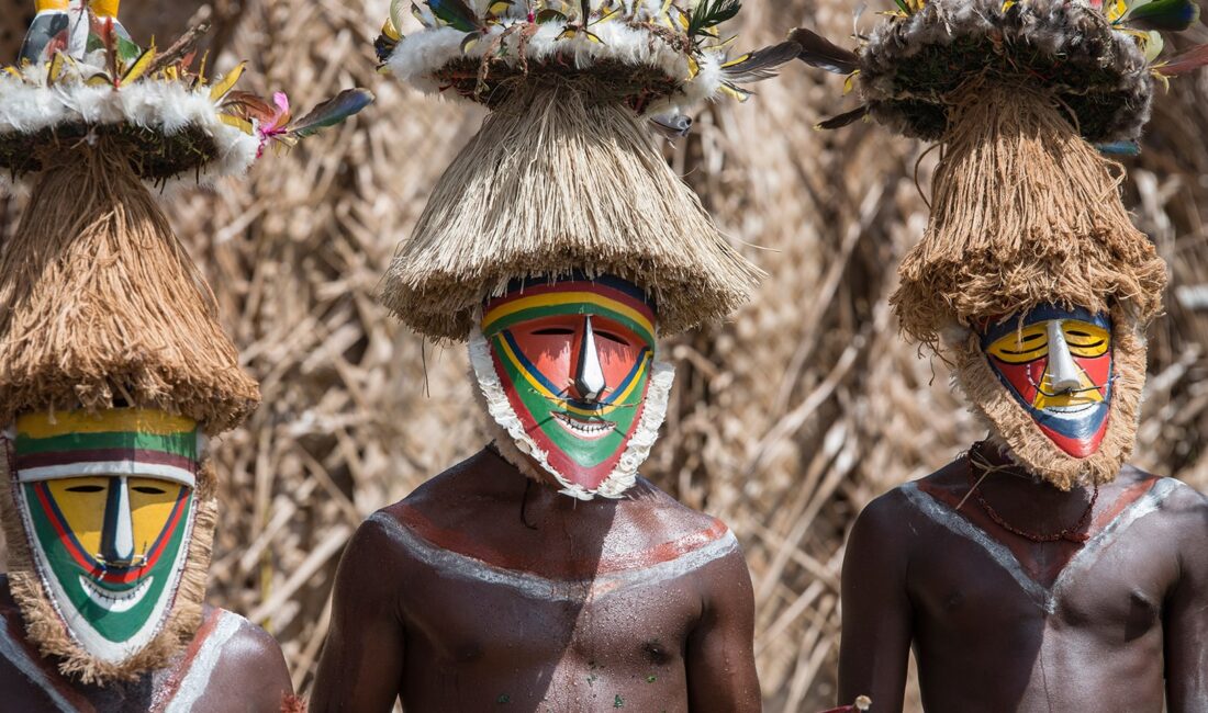 Papua Yeni Gine’nin Enga eyaletinde dağlık bir bölgede kabileler arasında