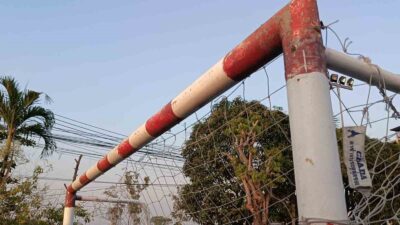 TAYLAND'DA BİR ÖĞRENCİ, KALE DİREĞİNİN ÜZERİNE DEVRİLMESİ SONUCU HAYATINI KAYBETTİ.