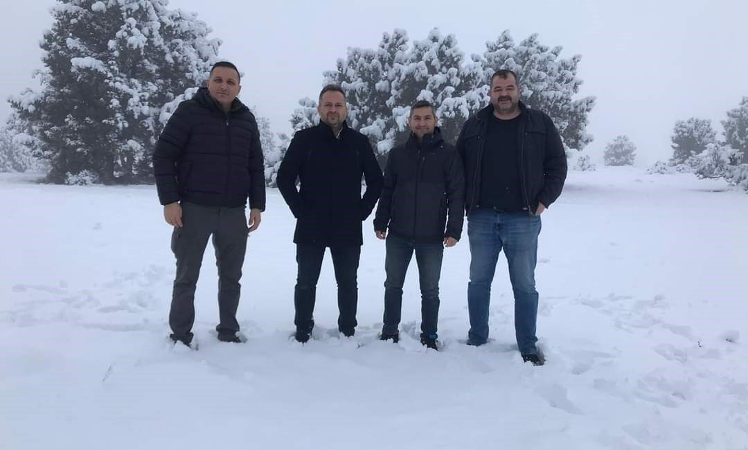 AFYONKARAHİSAR’IN DİNAR İLÇESİNDEKİ BİR ORMAN KÖYÜNE YAĞAN KAR YAĞIŞI SONRASI