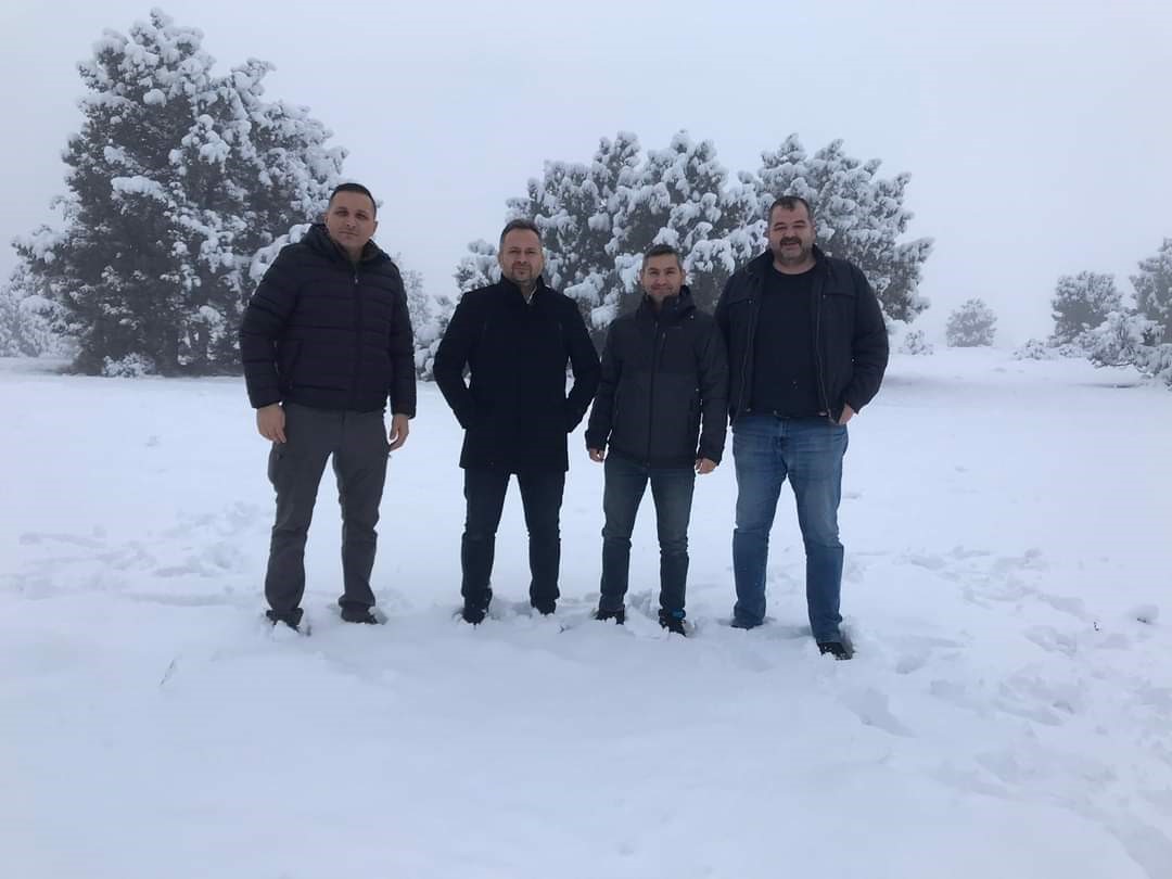 AFYONKARAHİSAR’IN DİNAR İLÇESİNDEKİ BİR ORMAN KÖYÜNE YAĞAN KAR YAĞIŞI SONRASI