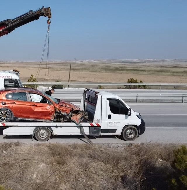 Afyonkarahisar’da kontrolden çıkarak yaklaşık 10 metrelik şarampole devrilen otomobilin sürücüsü