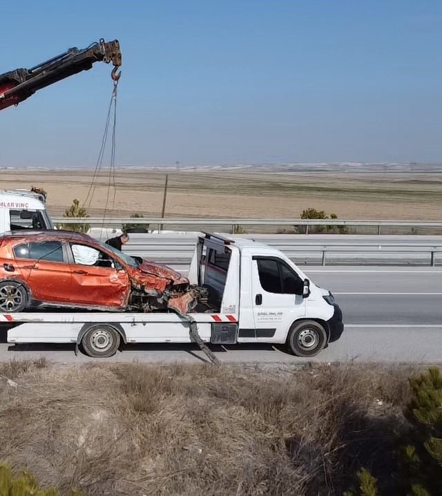 Afyonkarahisar’da kontrolden çıkarak yaklaşık 10 metrelik şarampole devrilen otomobilin sürücüsü