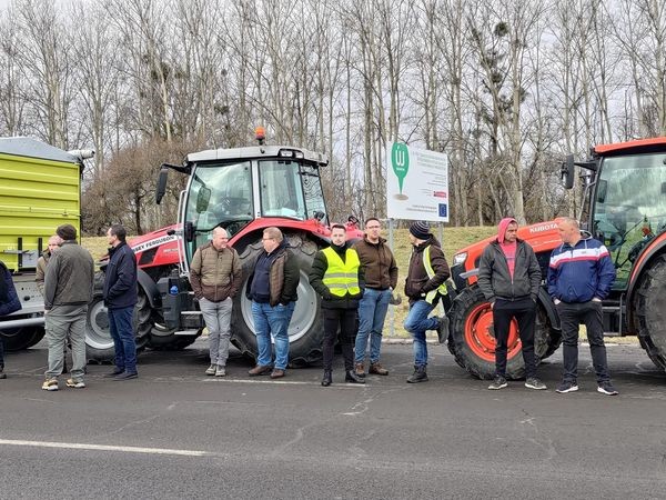 MACARİSTAN'DA ÇİFTÇİLERDEN UKRAYNA SINIRINDA PROTESTO