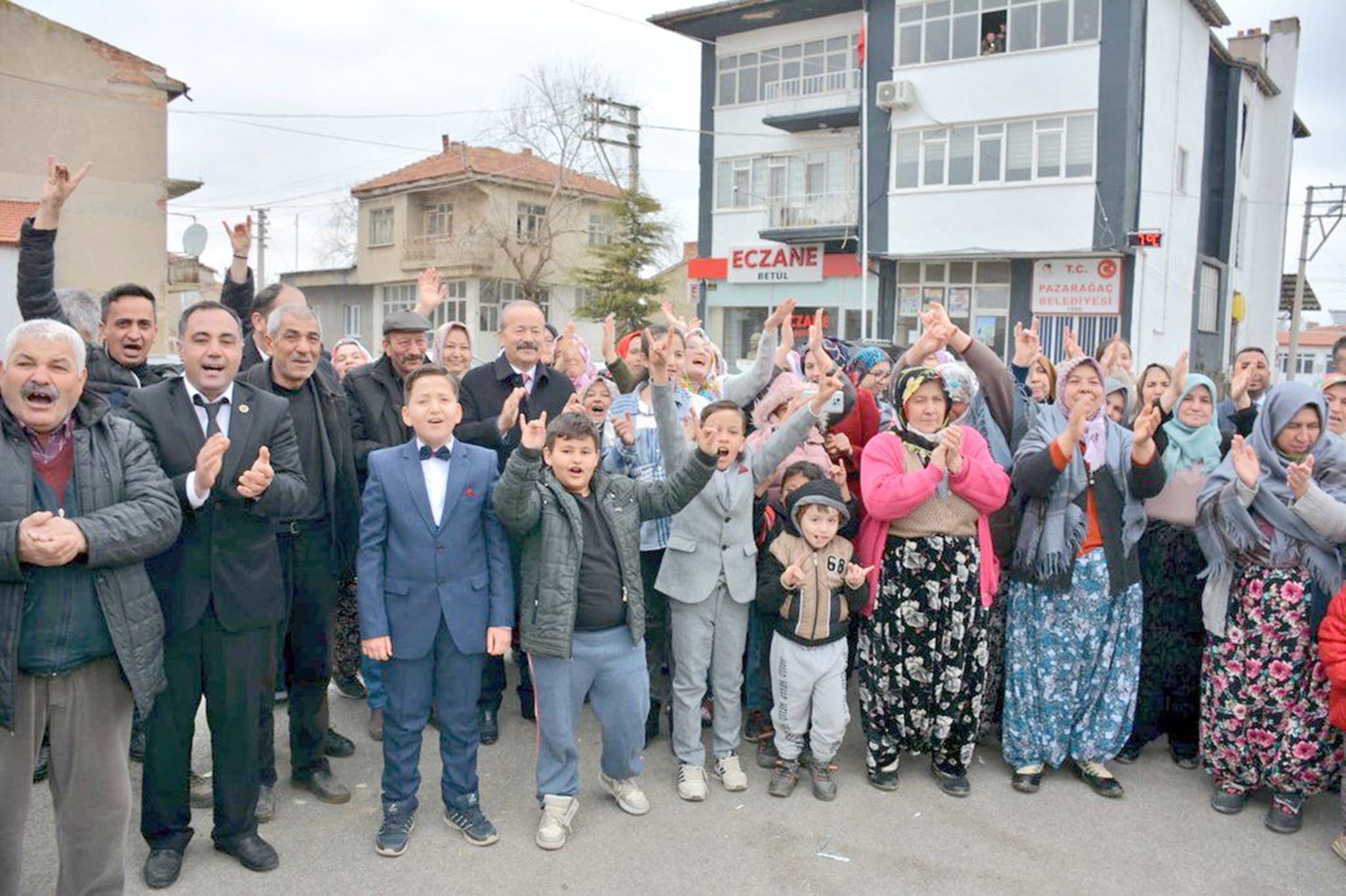 Afyonkarahisar’ın ilçelerinde ve beldelerinde Seçim Koordinasyon Merkezlerinin açılış törenlerine katılan