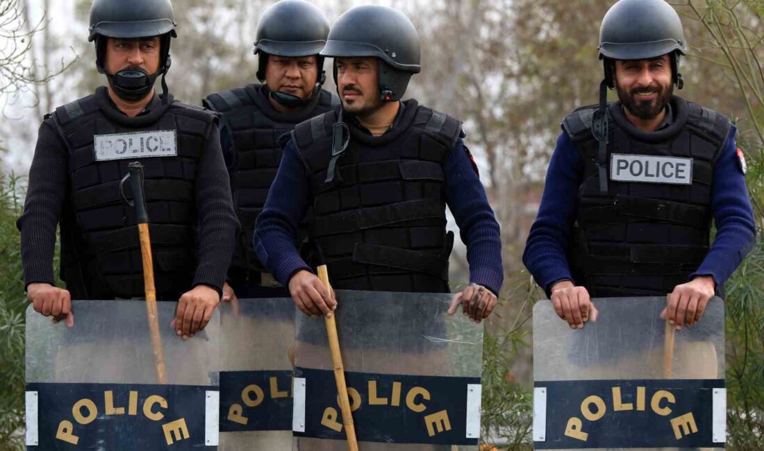 PAKİSTAN'DA GENEL SEÇİMDE HİLE YAPILDIĞI İDDİASIYLA PROTESTOLARINA DEVAM EDEN ESKİ
